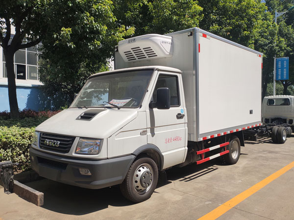 依维柯X45厢式冷藏车