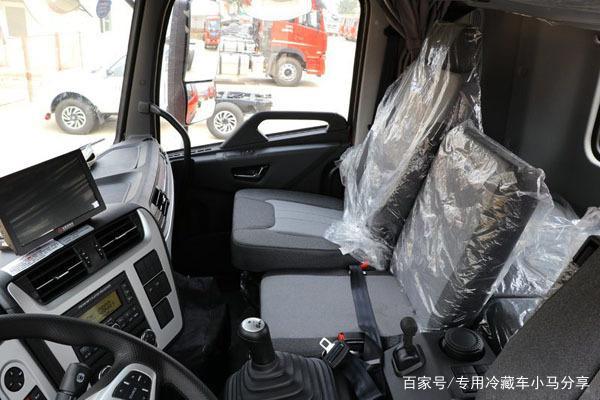 东风天锦kr高顶双卧内饰