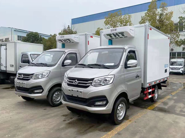 长安跨越王X1冷藏车是一款厢体长度2.7米的小型冷藏车