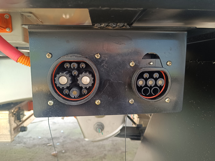 菱势黄金卡冷藏车快慢充电接口 菱势黄金卡冷藏车快慢充电接口